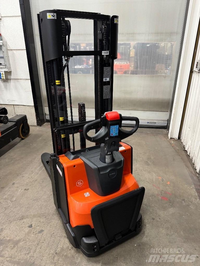Toyota SWE140L Gerbeur accompagnant