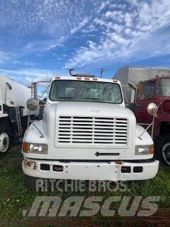 International 4700 Camion plateau