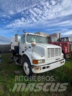 International 4700 Camion plateau