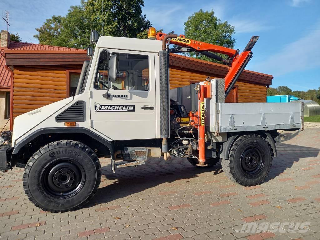Unimog UNIMOG 4X4 Camion plateau ridelle avec grue