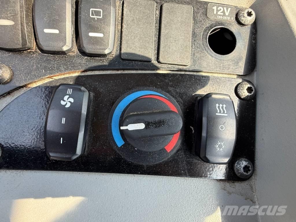 CAT 908 Chargeuse sur pneus