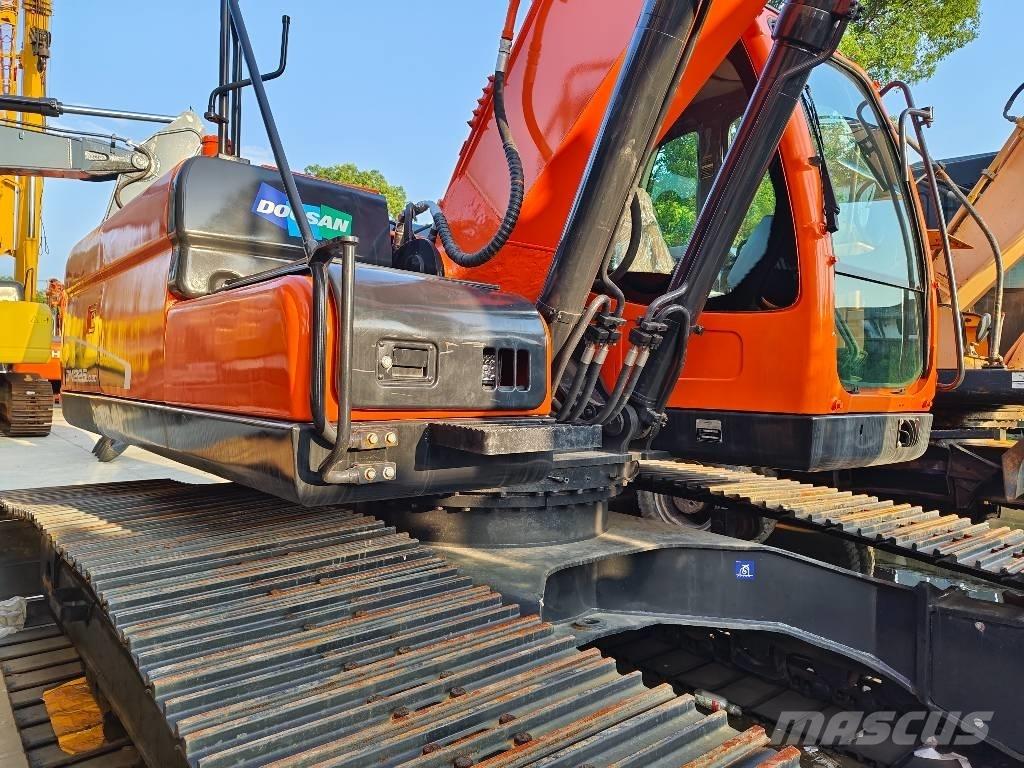 Doosan DX 225 LC Pelle sur chenilles