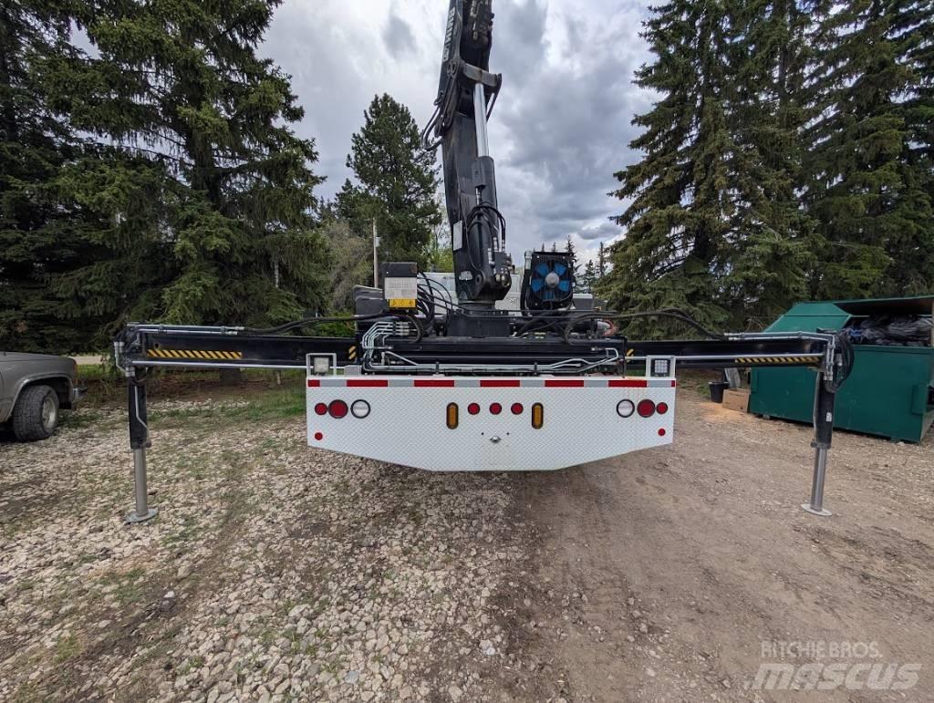 International 7500 Camion plateau ridelle avec grue