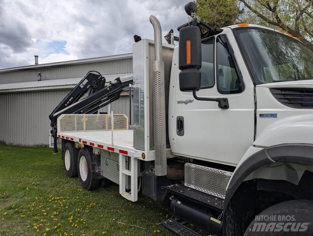 International 7500 Camion plateau ridelle avec grue
