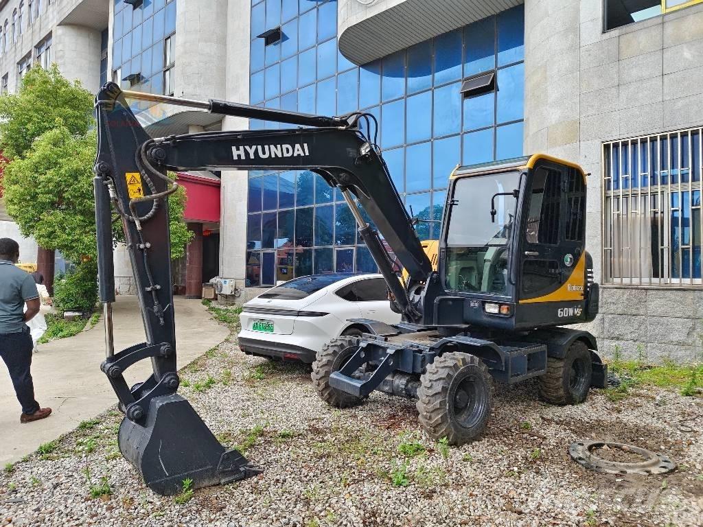 CAT R60W Pelle sur pneus