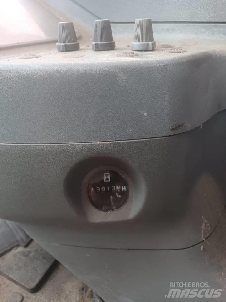 Hitachi EX135W Pelle sur pneus