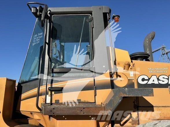 CASE 821C Chargeuse sur pneus