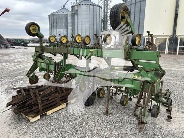 John Deere 845 Décompacteur, sarcleur