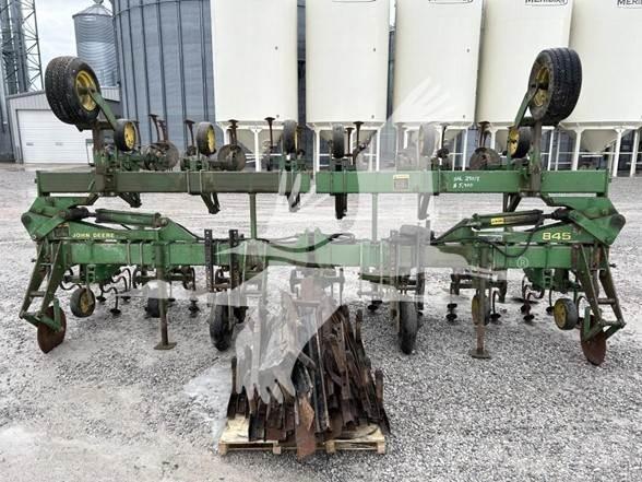 John Deere 845 Décompacteur, sarcleur