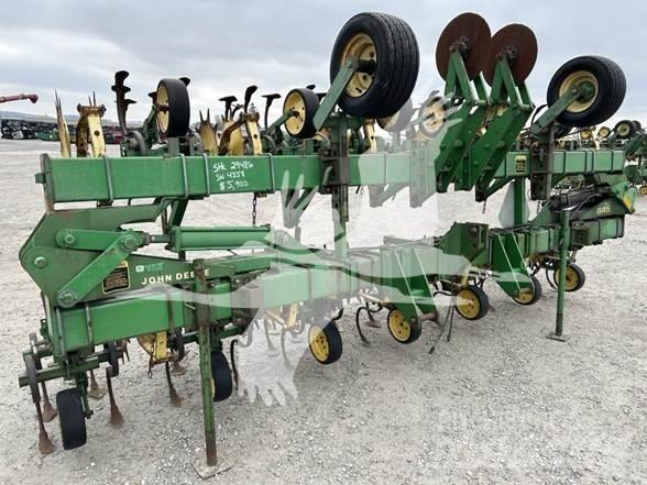 John Deere 845 Décompacteur, sarcleur