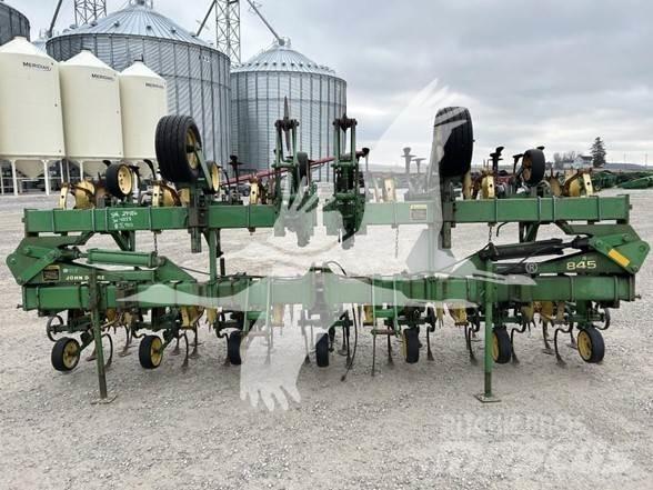 John Deere 845 Décompacteur, sarcleur