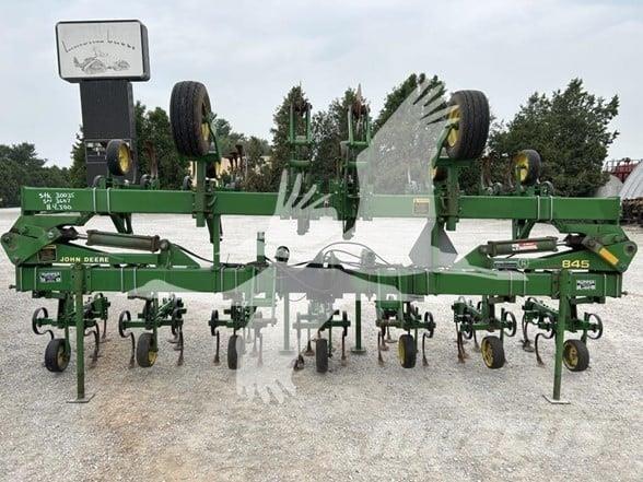 John Deere 845 Décompacteur, sarcleur