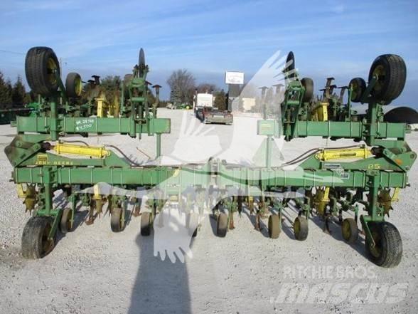 John Deere 85 Décompacteur, sarcleur
