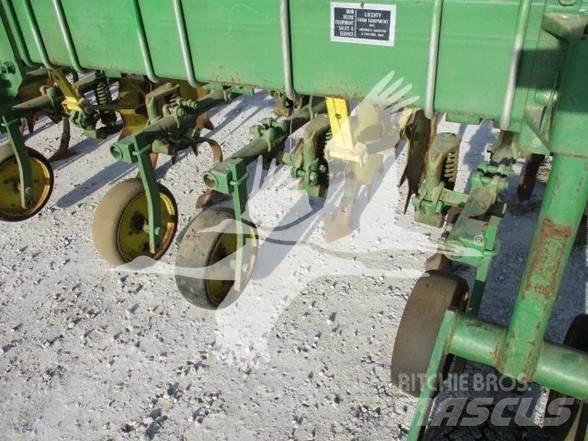 John Deere 85 Décompacteur, sarcleur