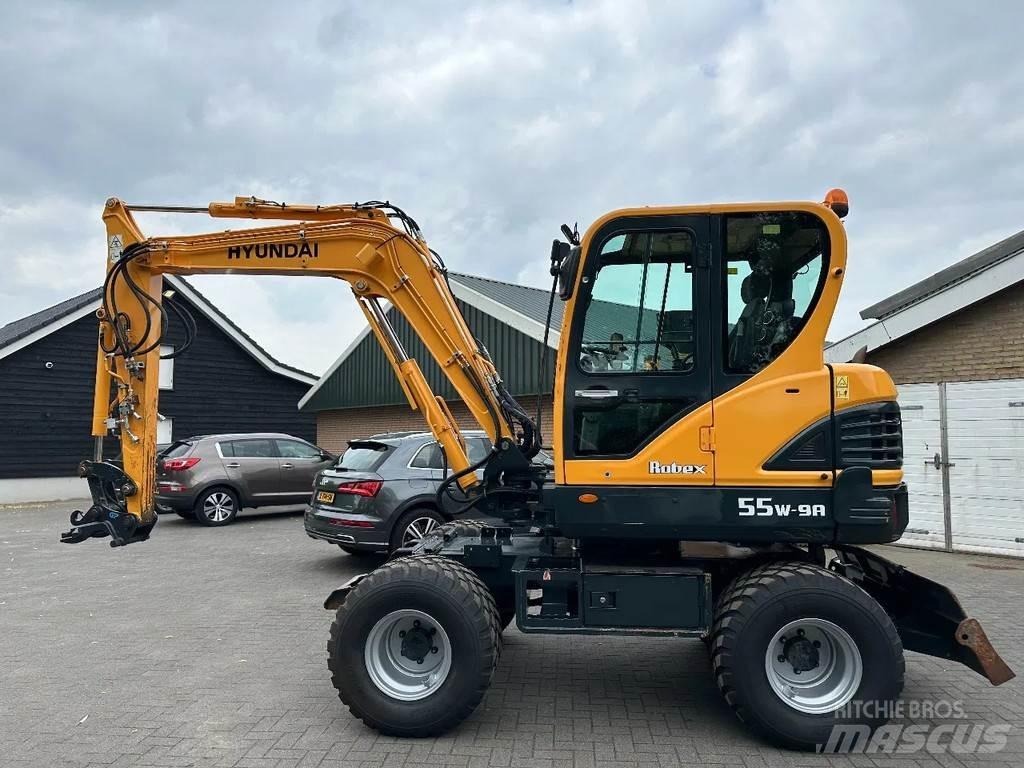 Hyundai 55W-9A Pelle sur pneus