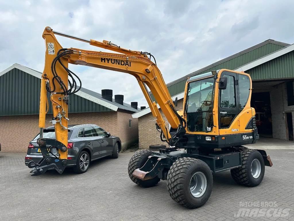 Hyundai 55W-9A Pelle sur pneus
