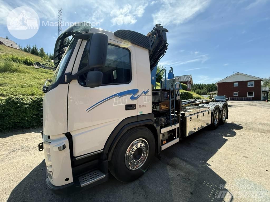 Volvo FM 330 Camion plateau ridelle avec grue