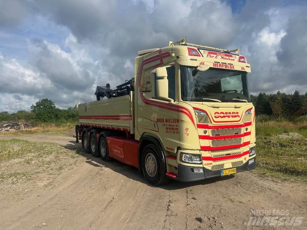 Scania R 520 Tridem Camion plateau ridelle avec grue