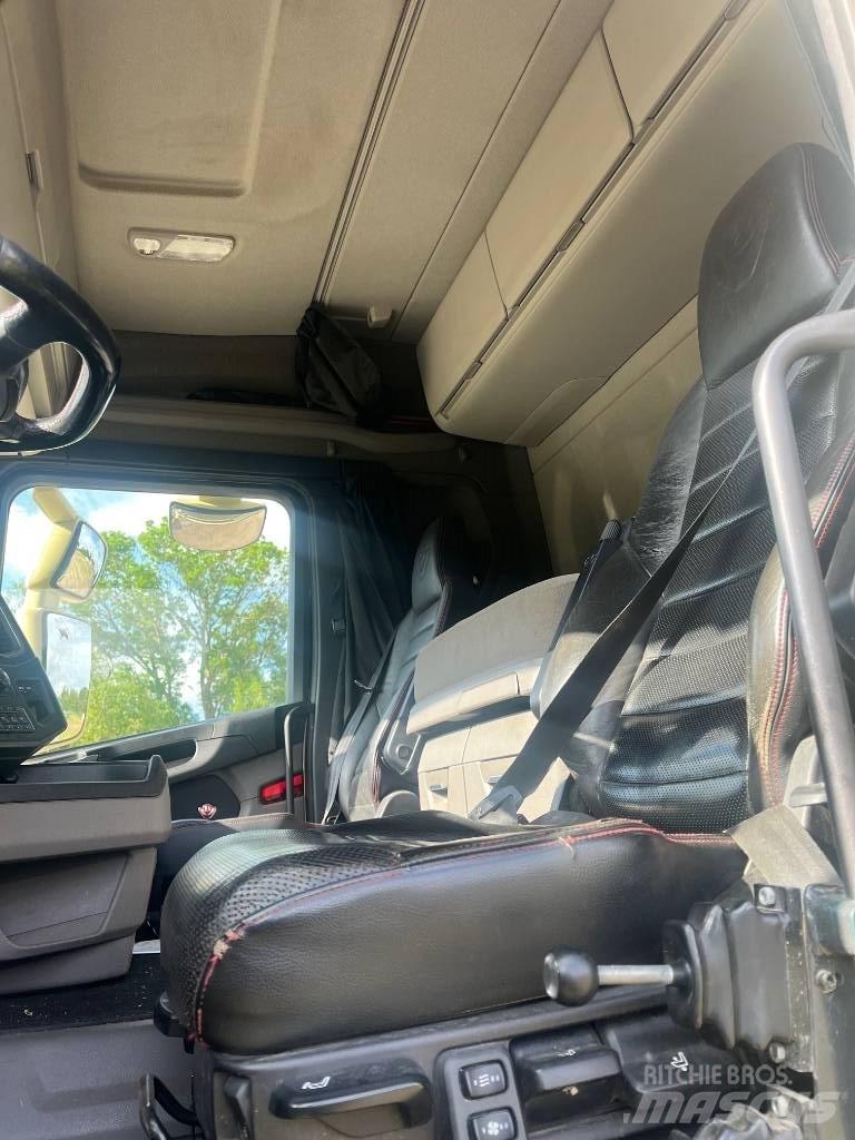 Scania R 520 Tridem Camion plateau ridelle avec grue