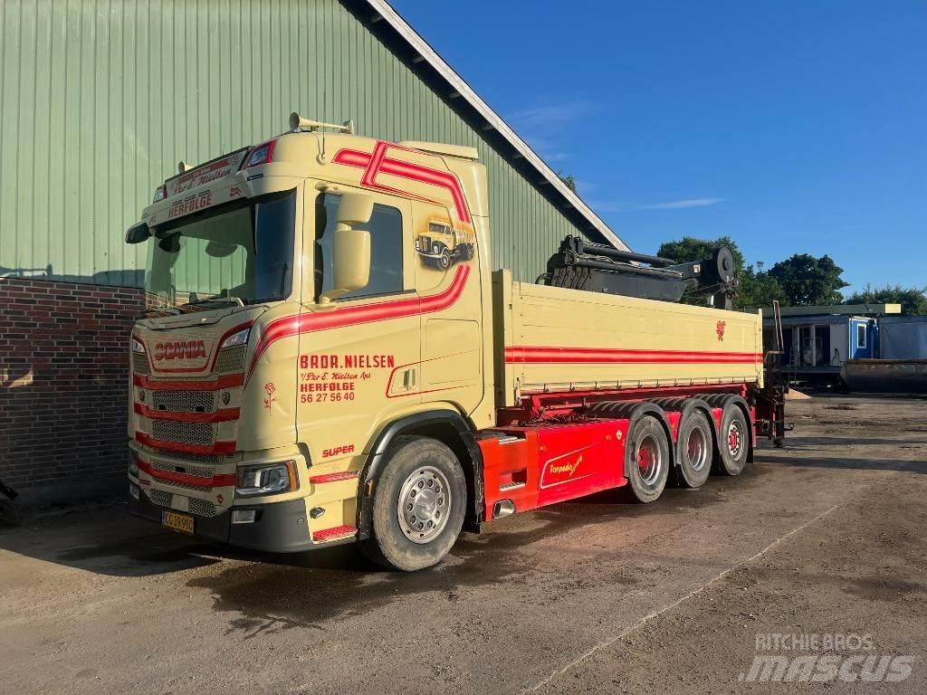 Scania R 520 Tridem Camion plateau ridelle avec grue