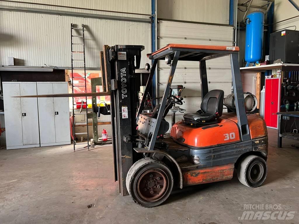 Toyota 02-6 FG F 30 Chariots GPL