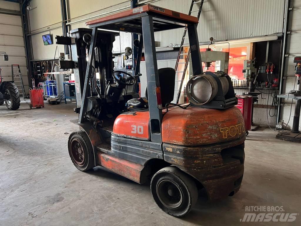 Toyota 02-6 FG F 30 Chariots GPL