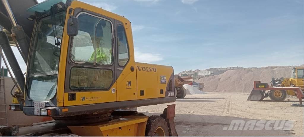 Volvo 180 Giratoria Pelle sur pneus