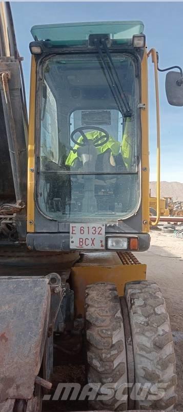 Volvo 180 Giratoria Pelle sur pneus