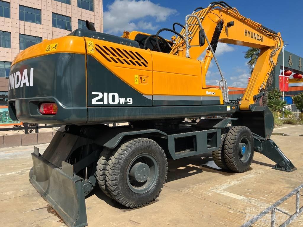 Hyundai R210W Pelle sur pneus