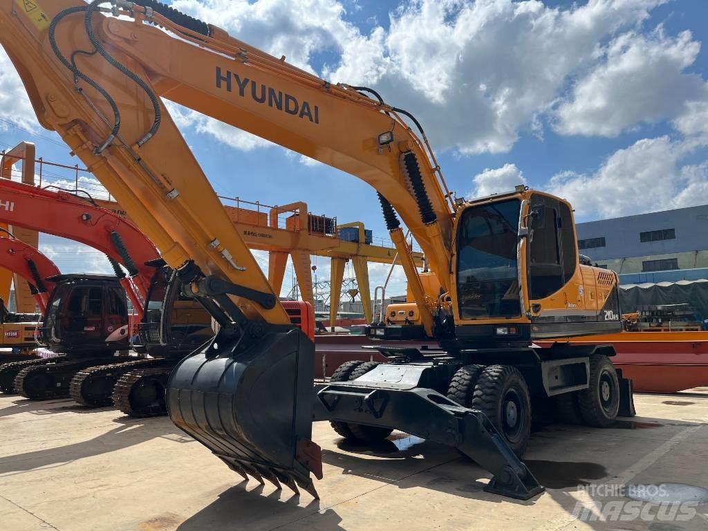 Hyundai R210W Pelle sur pneus