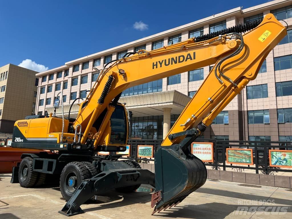 Hyundai R210W Pelle sur pneus