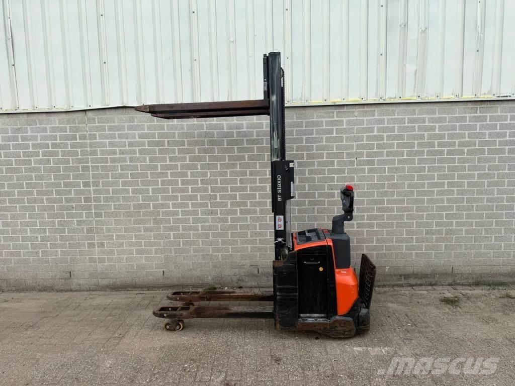 Toyota SWE200D Gerbeur accompagnant