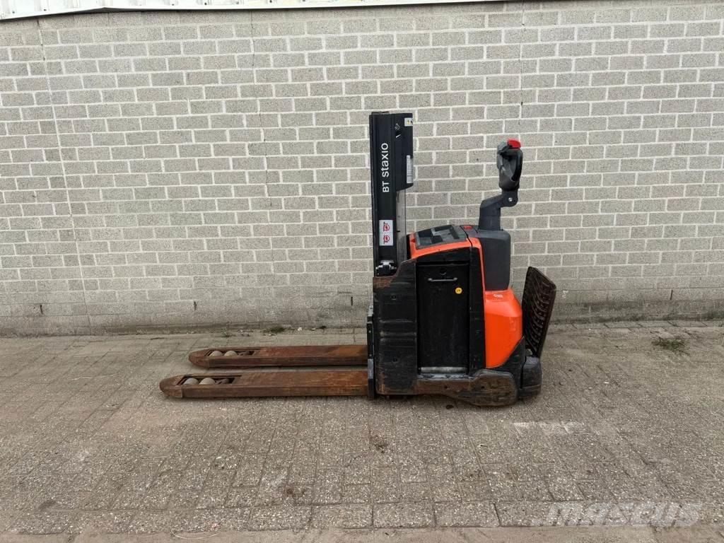 Toyota SWE200D Gerbeur accompagnant