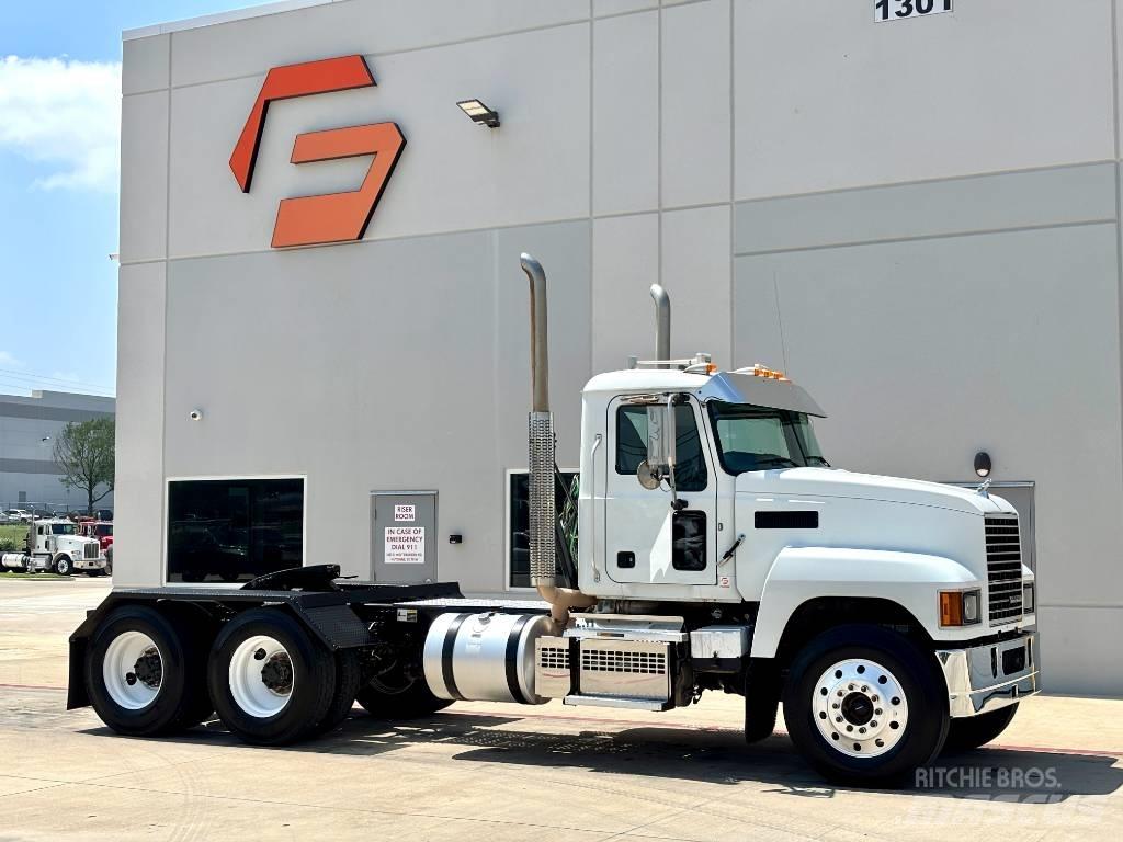 Mack Pinnacle 64T Tracteur routier