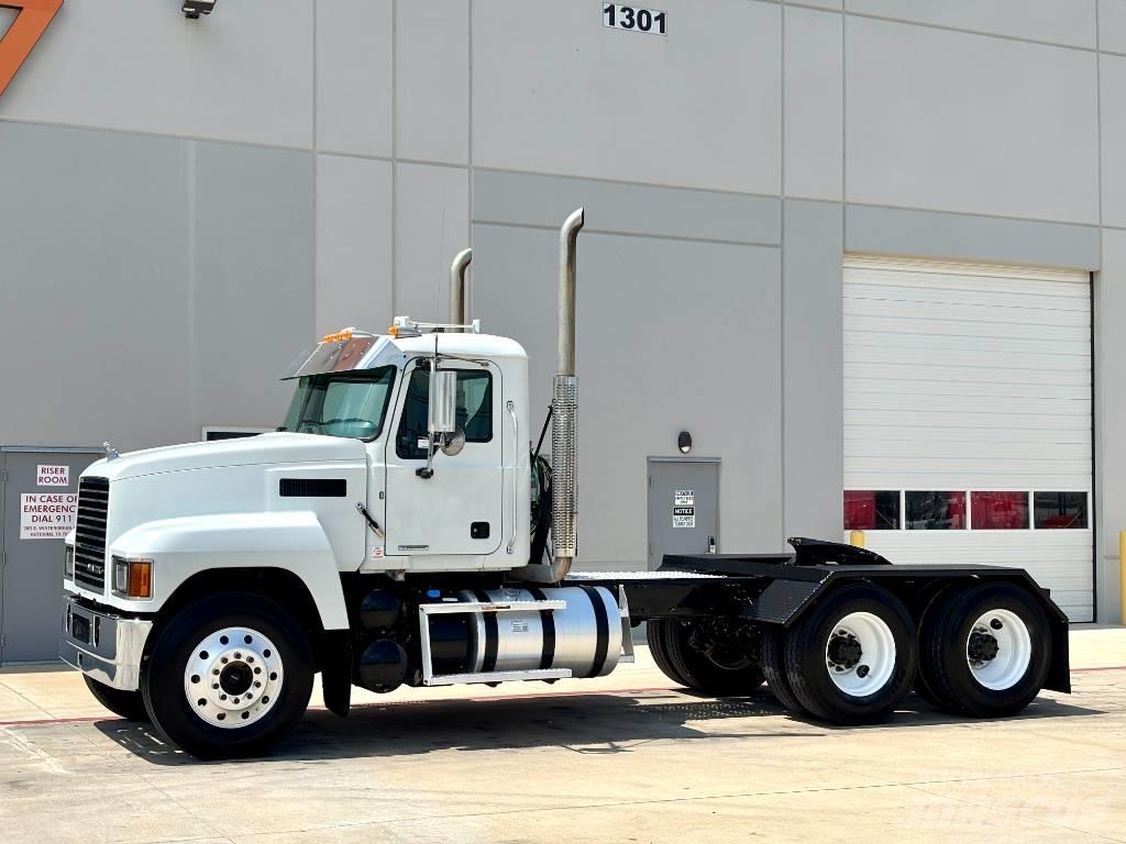 Mack Pinnacle 64T Tracteur routier