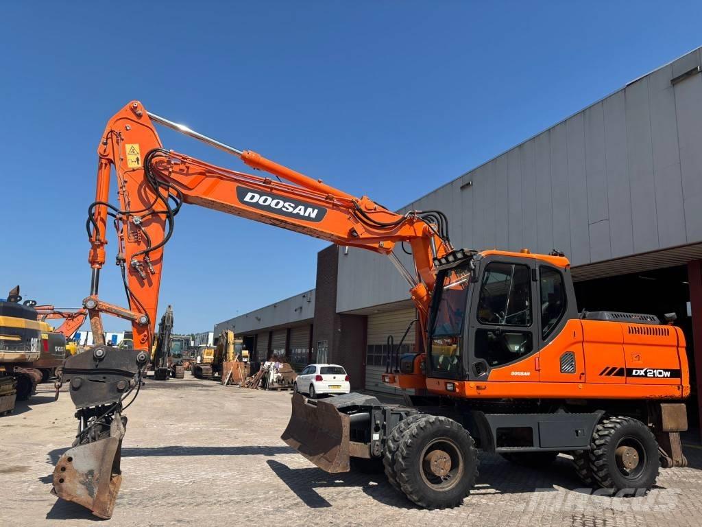 Doosan DX 210 W Pelle sur pneus