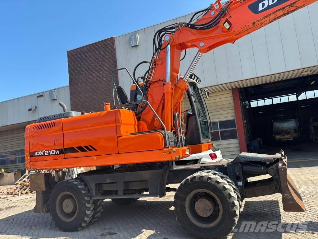 Doosan DX 210 W Pelle sur pneus