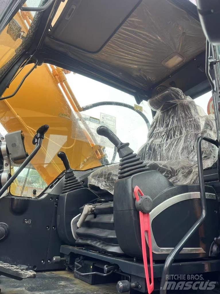 Hyundai R220LC-9S Pelle sur pneus