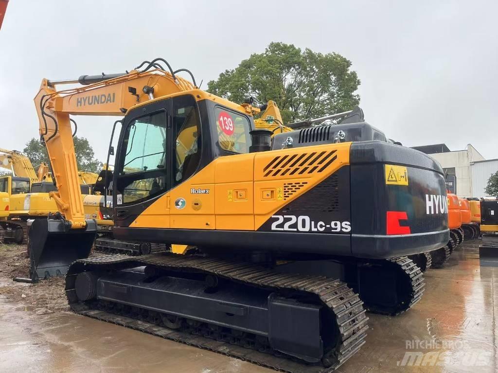 Hyundai R220LC-9S Pelle sur pneus