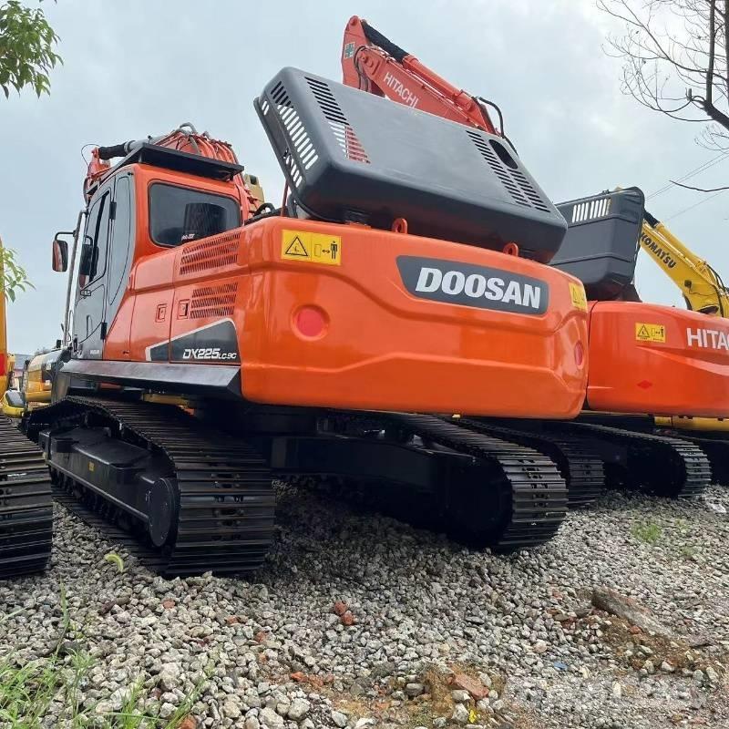 Doosan DX 225 Pelle sur chenilles