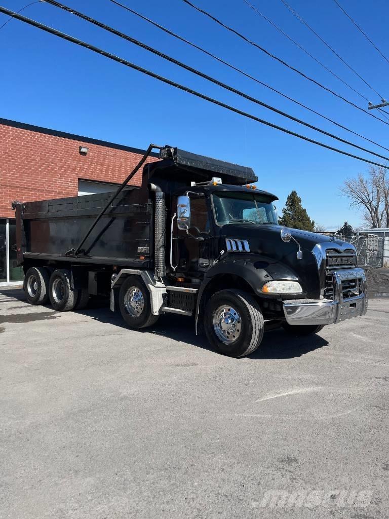 Mack GU813 Camion benne