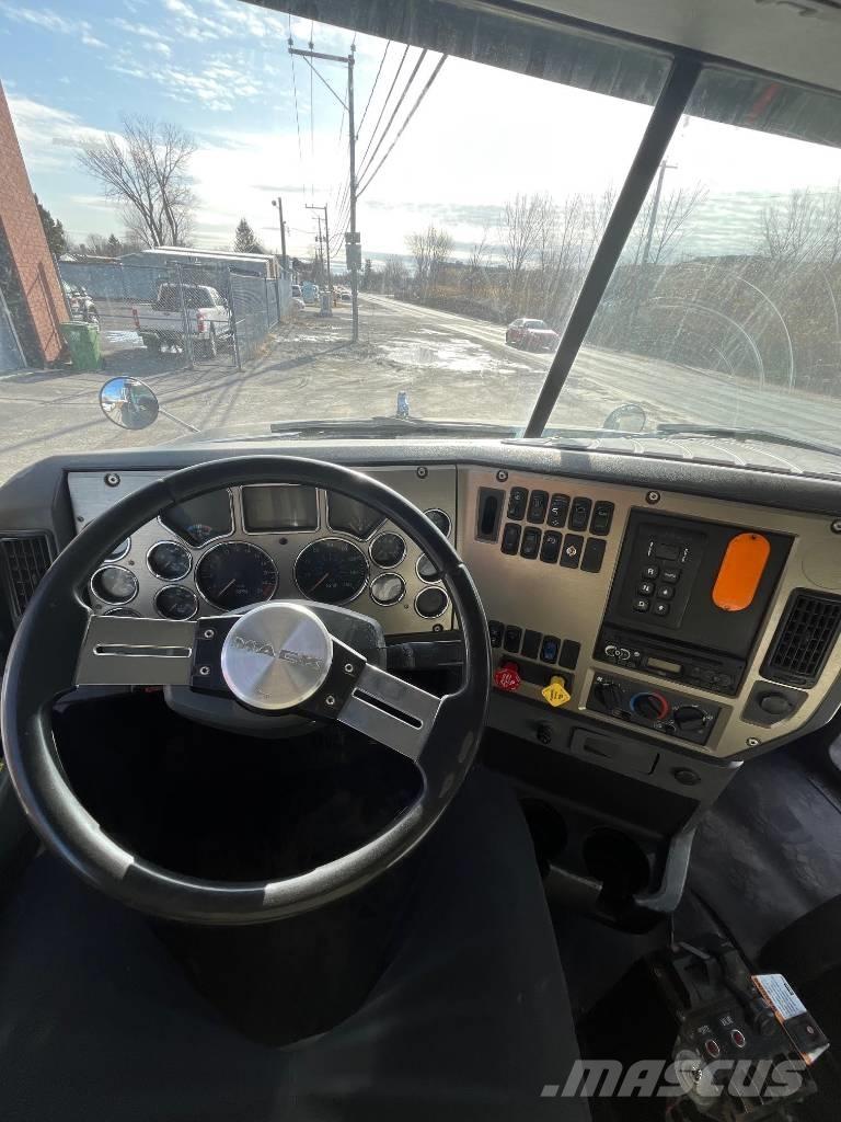 Mack GU813 Camion benne