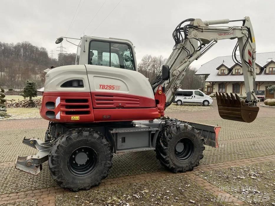 Takeuchi TB 295 Pelle sur pneus