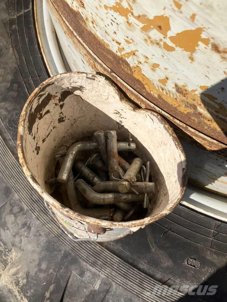  Paripyörät 18.4-38 Pneus, roues et jantes