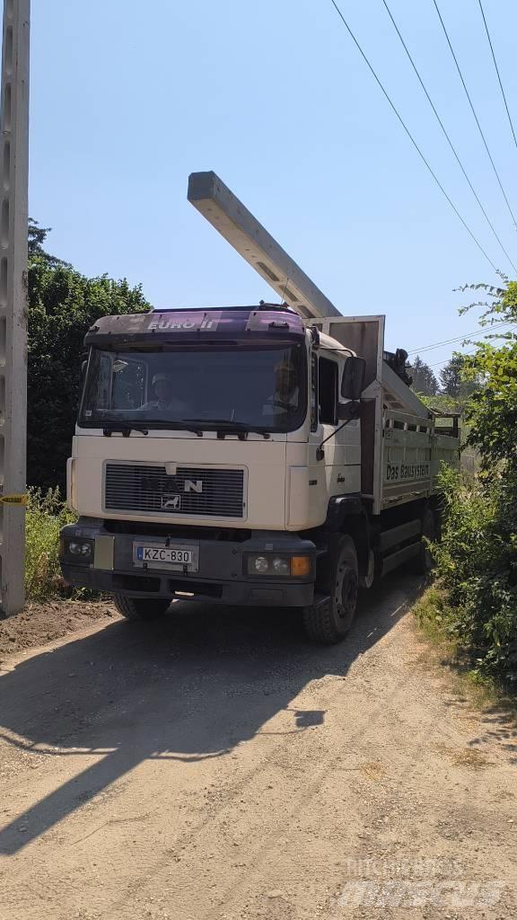 MAN 27.402 Camion plateau ridelle avec grue