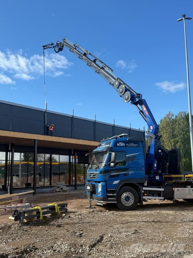 Volvo FM 540 Camion plateau ridelle avec grue