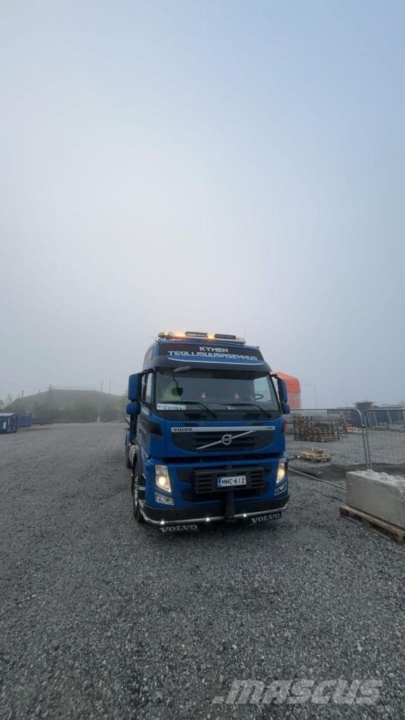 Volvo FM 540 Camion plateau ridelle avec grue