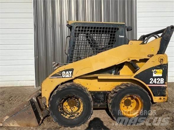 CAT 242B Chargeuse compacte