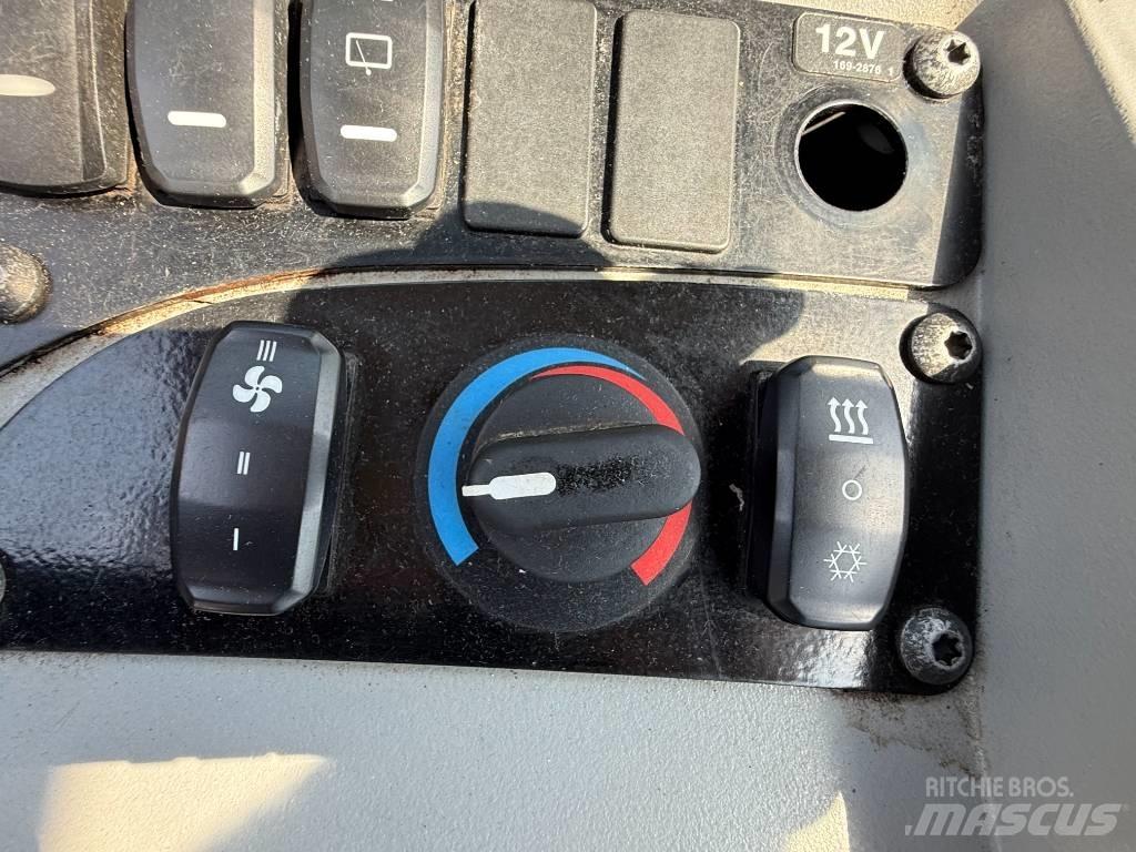 CAT 908 Chargeuse sur pneus