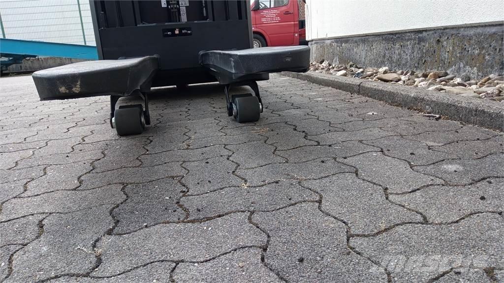 Toyota SWE160L Gerbeur accompagnant